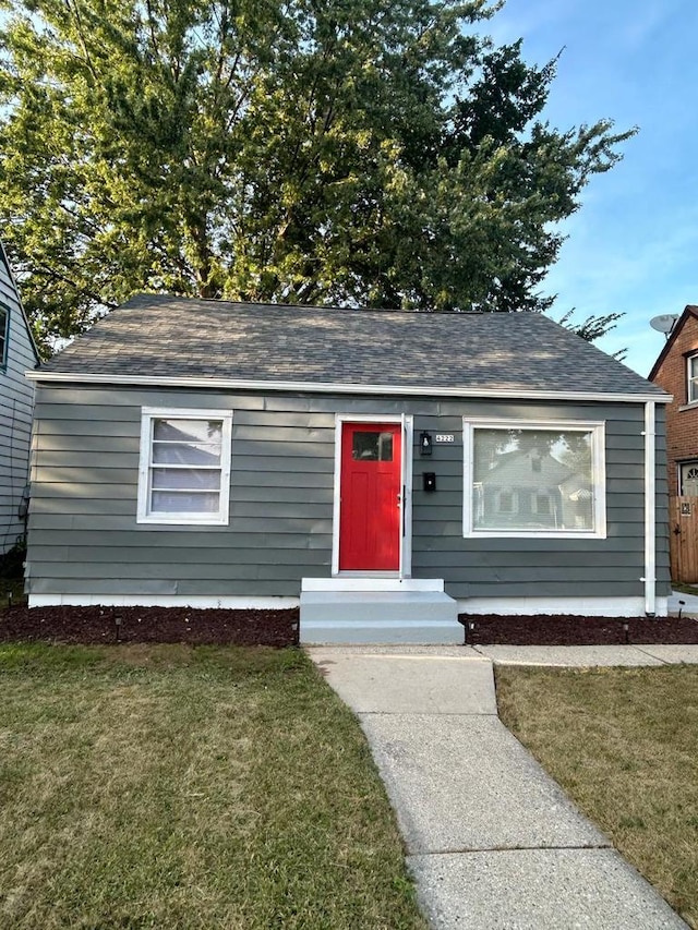 view of front of house with a front lawn