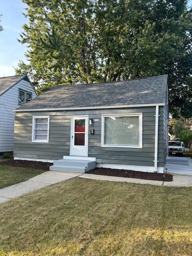 view of front of house featuring a front lawn