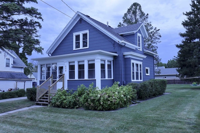 view of front facade featuring a front lawn