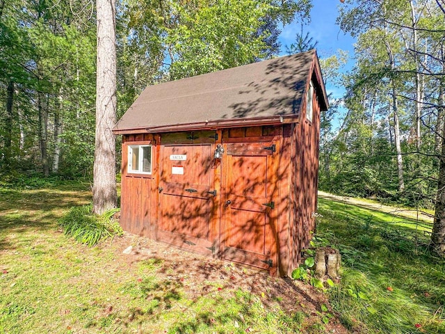 view of outbuilding with a yard