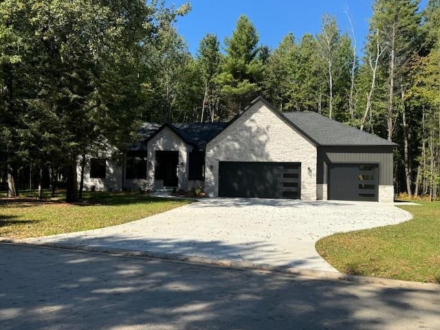 view of front facade featuring a front yard and a garage