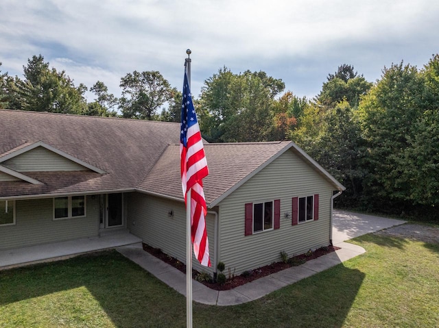 view of front of house featuring a patio area and a front yard