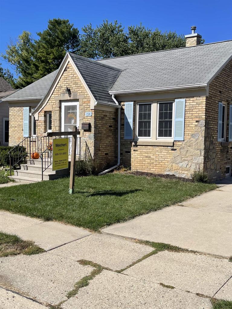 view of front of house featuring a front lawn