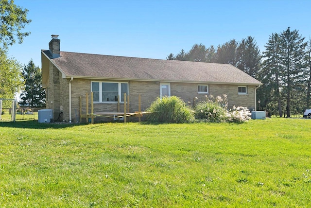 view of front facade with a front yard