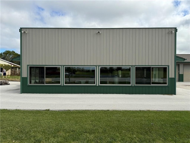 view of side of property featuring a lawn