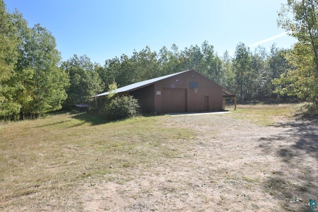 view of yard with an outbuilding