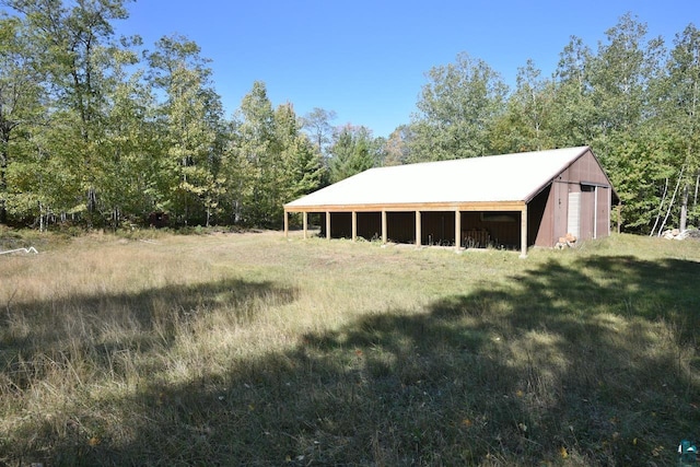 view of yard with an outdoor structure