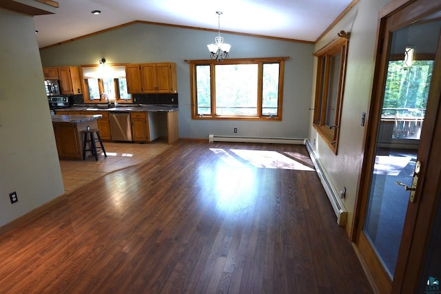 kitchen featuring appliances with stainless steel finishes, a wealth of natural light, dark wood-type flooring, and a breakfast bar