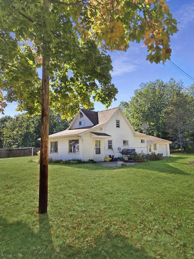 back of house featuring a lawn