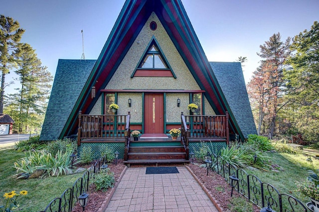 view of front of property featuring a front lawn