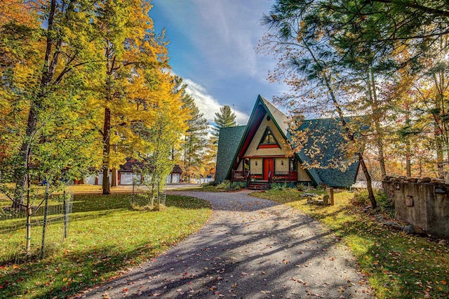 view of front of property featuring covered porch and a front yard