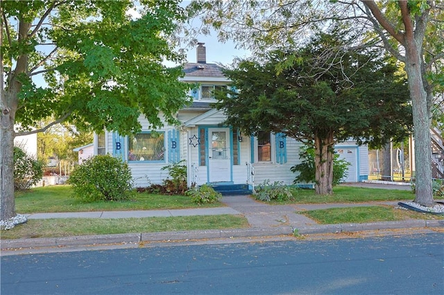 view of front facade with a front yard