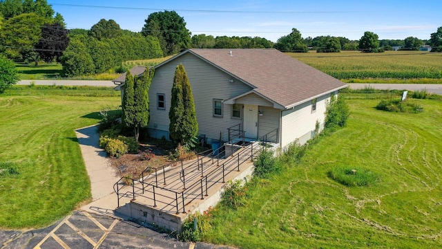 view of front of property featuring a front yard