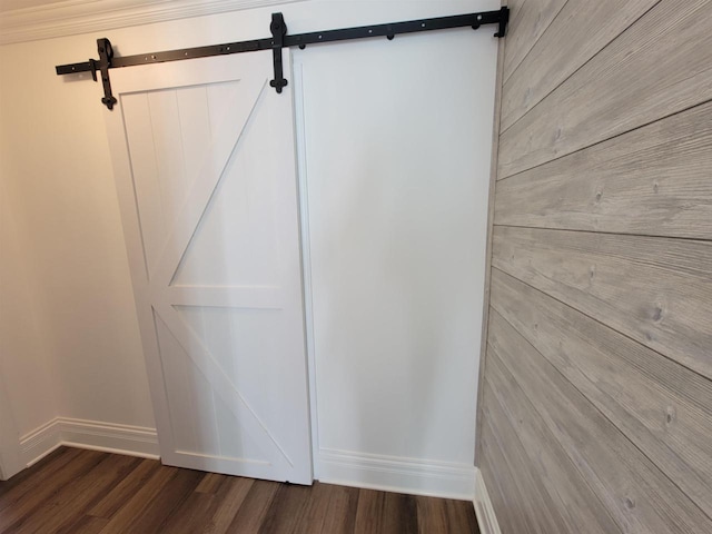 details featuring wood-type flooring and a barn door