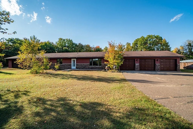 ranch-style house featuring a front lawn and a garage