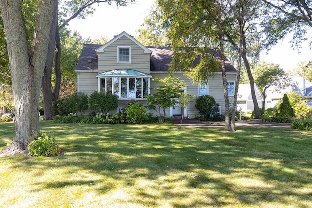 view of front of property featuring a front lawn