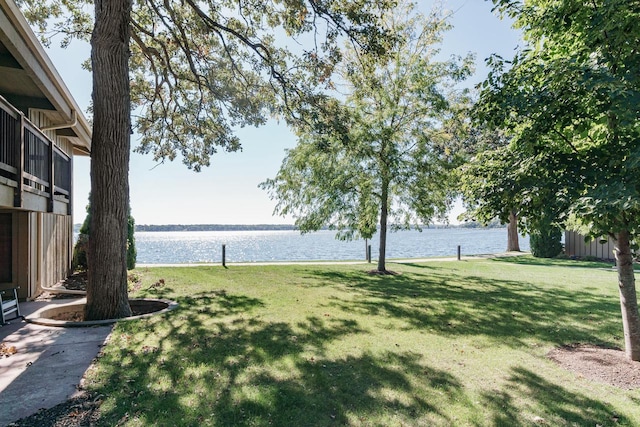 view of yard featuring a water view