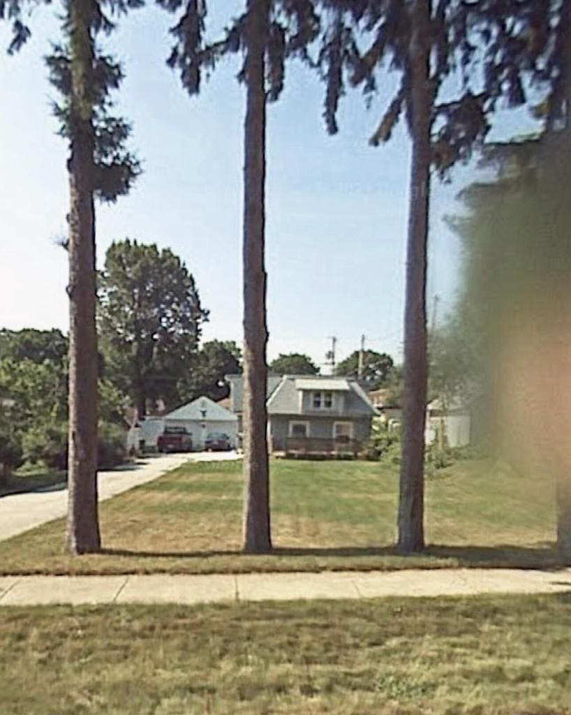 view of front facade featuring a front lawn