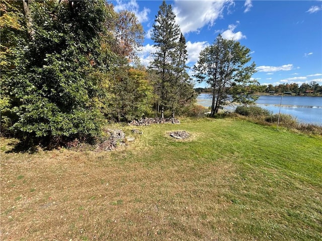 view of yard featuring a water view