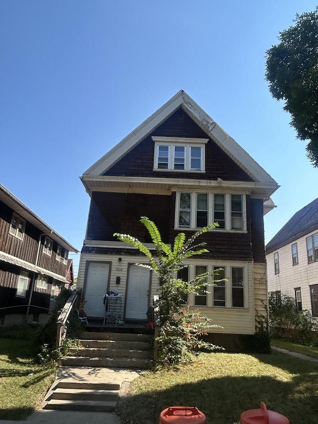 view of front of house featuring a front lawn