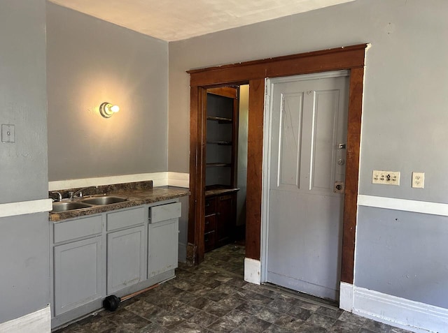 bathroom featuring sink