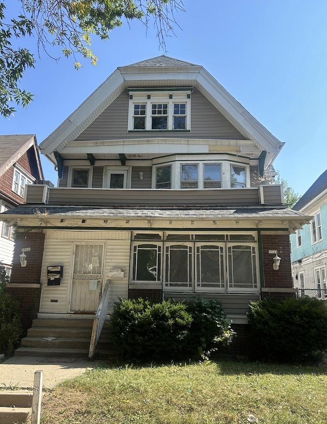 view of front of house featuring a front yard