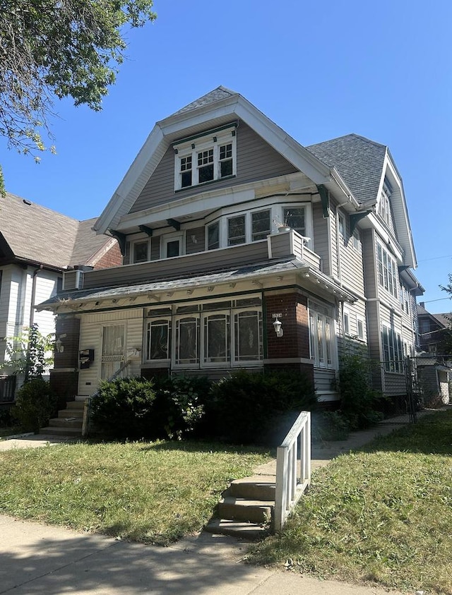 view of front of property featuring a front lawn