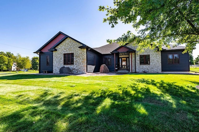 view of front facade featuring a front lawn