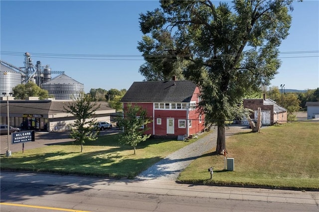 view of front facade with a front yard