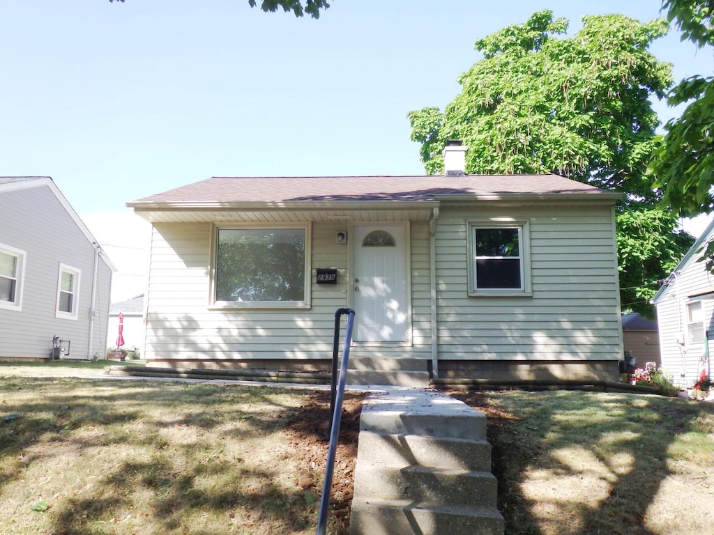 view of front facade featuring a front yard