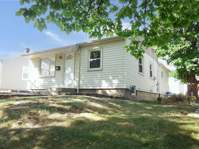 view of front of property featuring a front yard