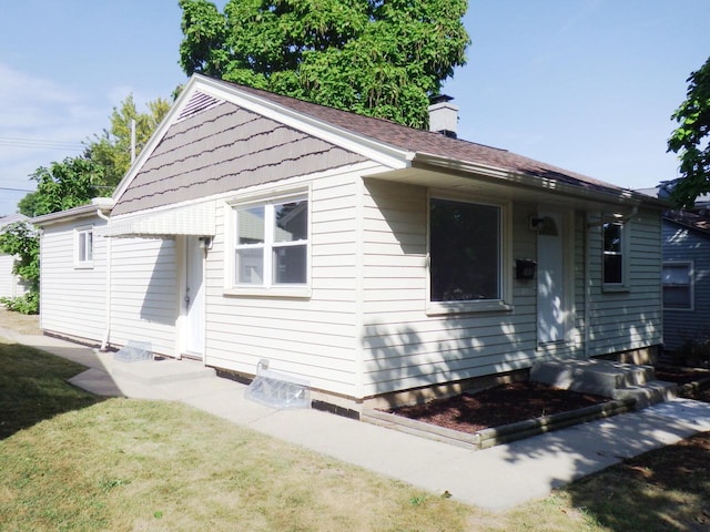 view of front of home featuring a front yard