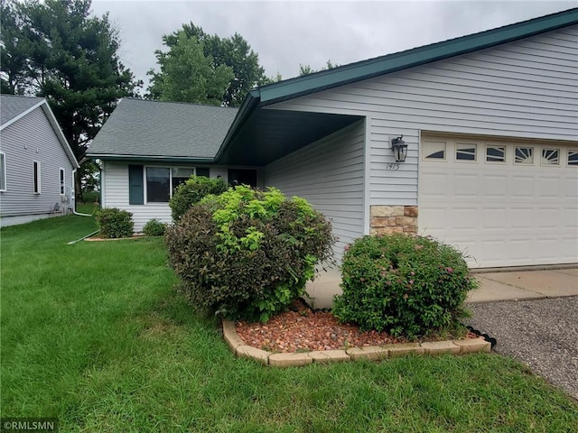 view of front of property featuring a front yard and a garage