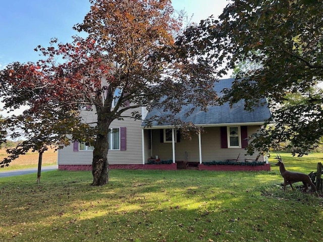 view of front of home featuring a front yard