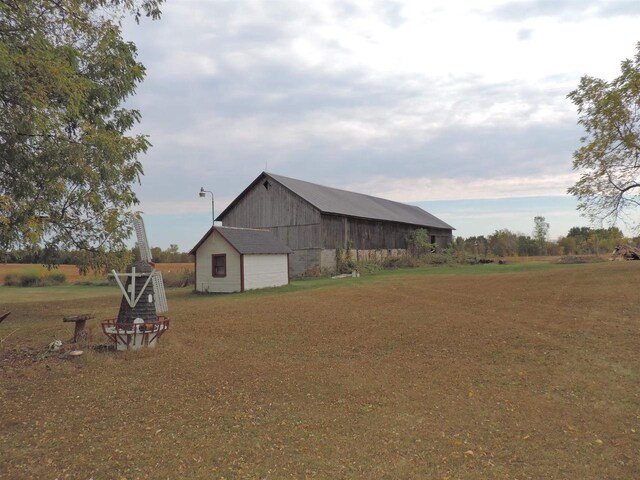 view of yard with an outdoor structure