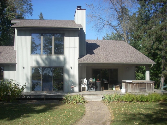 back of house featuring a lawn