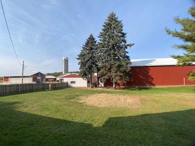 view of yard featuring an outbuilding