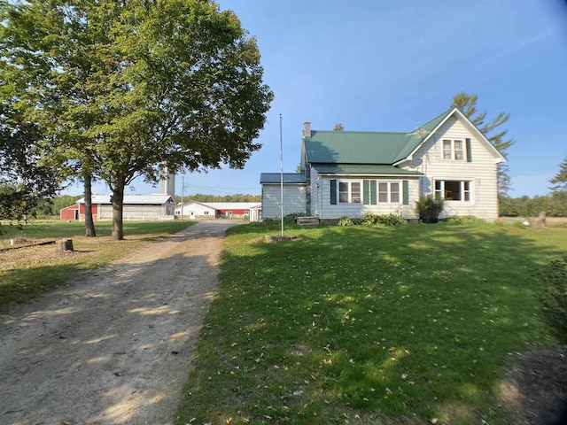 view of front of home featuring a front yard