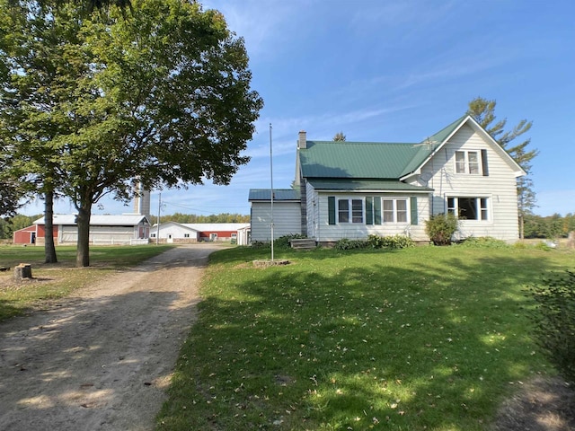 view of front of property featuring a front yard