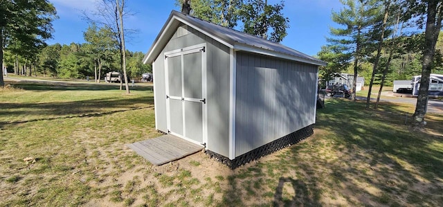 view of outdoor structure featuring a yard