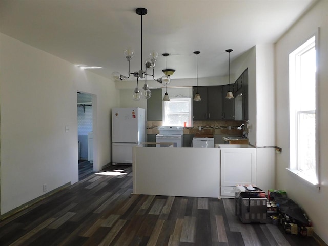 kitchen featuring white appliances, dark hardwood / wood-style flooring, gray cabinets, an inviting chandelier, and sink