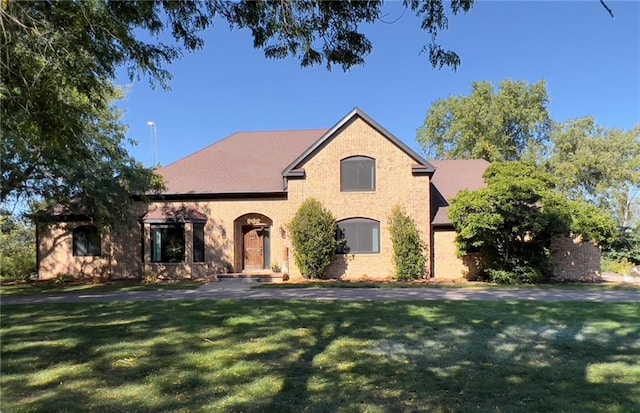 view of front of property featuring a front lawn