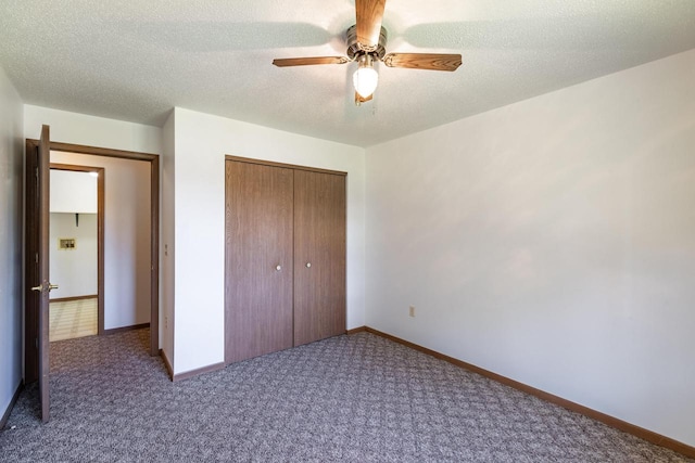 unfurnished bedroom featuring ceiling fan, a textured ceiling, a closet, and carpet flooring