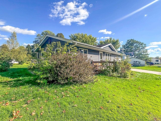 view of front of home featuring a front yard