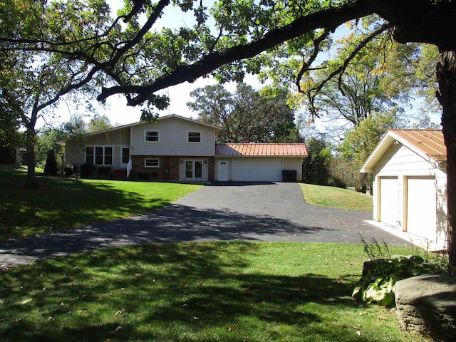 view of front of property featuring a front yard