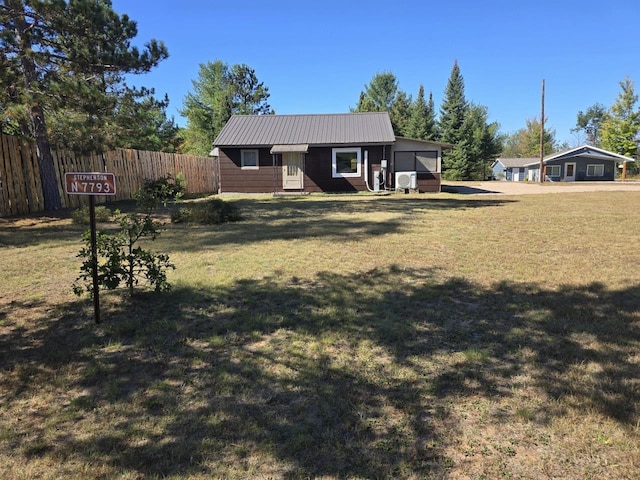 view of front facade with a front yard