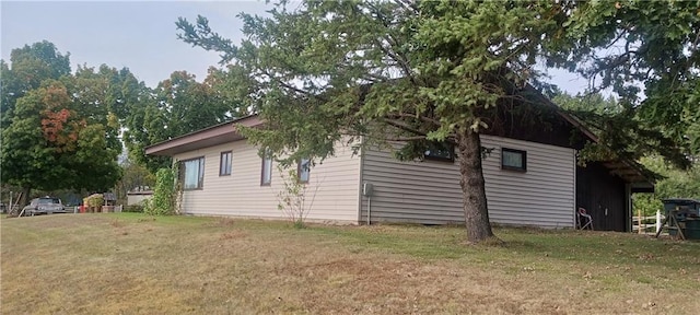 view of side of property featuring a yard