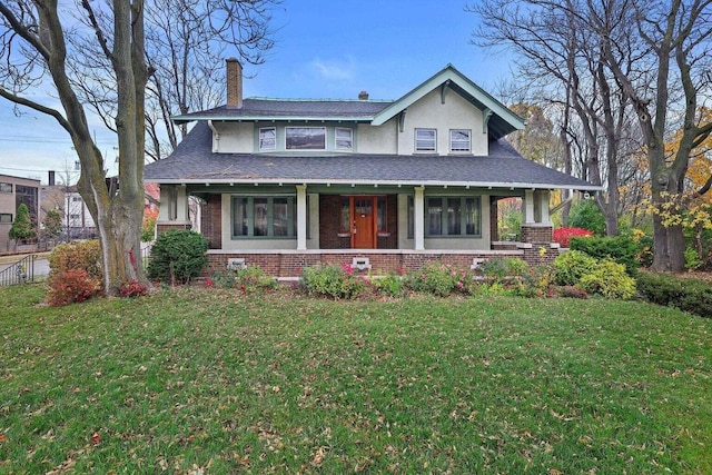 view of front of property featuring a front yard and covered porch