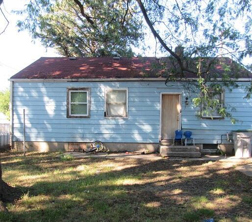 back of house featuring a lawn