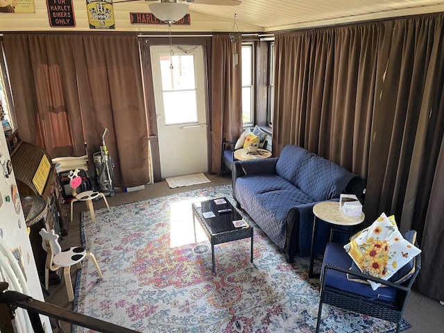 sitting room with ceiling fan